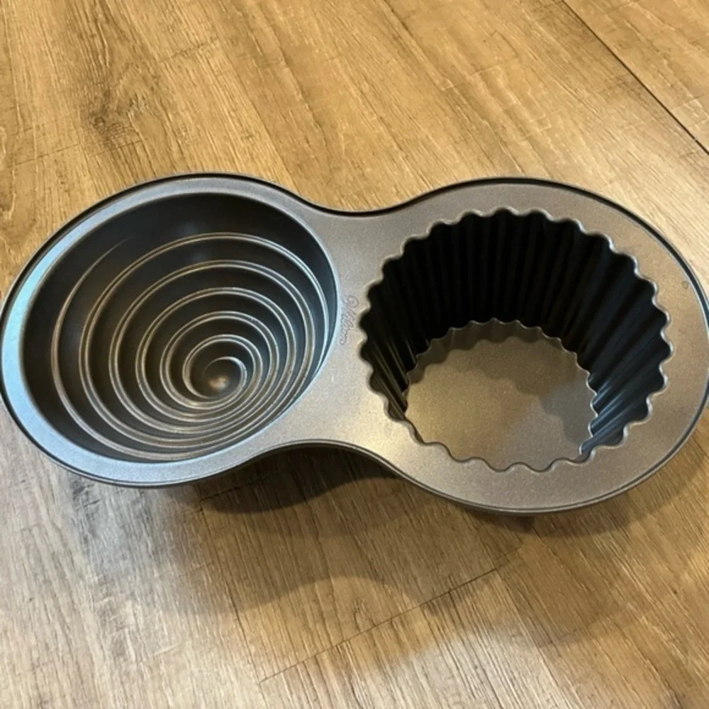 Wilton Giant Cupcake Mold Baking Dish Pan NWOT